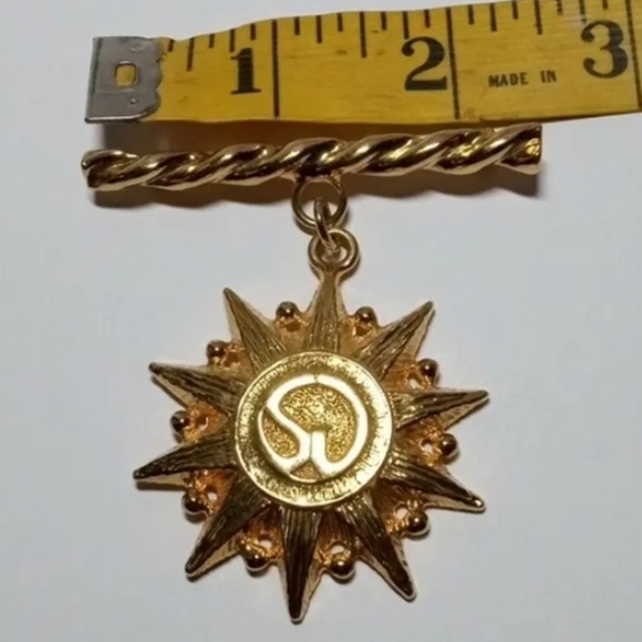Vintage St John Beautiful Gold Toned Signature Star Medal Brooch / Pin - Picture 6 of 6